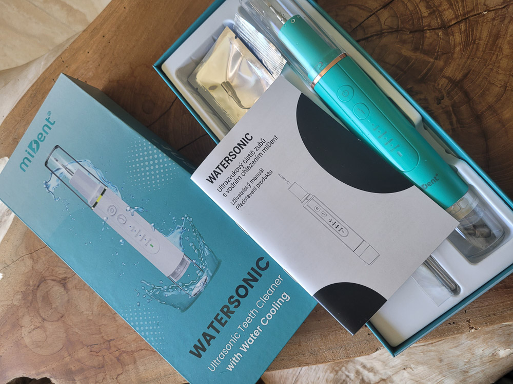 Geöffnete Verpackung mit Gerät und Zubehör